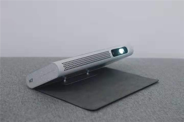 主打便攜的堅果M7，非常實用的全場景適配投影儀