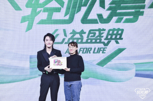 SOS兒童村孤兒致謝肖驍 “123YI起來(lái)”輕松籌公益盛典呈現(xiàn)暖心驚喜