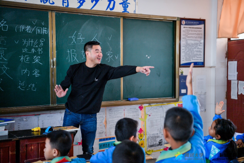 騰訊遠航計劃走進騰沖希望小學(xué)，富途將溫暖傳遞給當(dāng)?shù)貛熒?/></p><p>富途作為一家領(lǐng)先的數(shù)字化金融科技公司,專注于為用戶提供覆蓋多個市場的全數(shù)字化在線券商服務(wù),秉持著“讓投資更簡單,不孤單“的使命。一直致力于將科技與金融深度融合,讓金融更有溫度的富途,也希望通過社會公益活動,將這份溫暖傳遞給每一位需要幫助的人。</p><p align=
