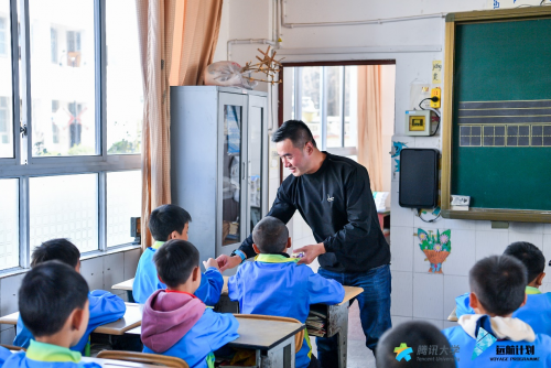 騰訊遠航計劃走進騰沖希望小學(xué)，富途將溫暖傳遞給當(dāng)?shù)貛熒?/></p><p>上完課,企業(yè)家們與美麗中國的支教老師們進行了深度的交流,了解他們的故事。支教老師們來自天南地北,有從紐約大學(xué)畢業(yè)的海歸,有還在讀大三的大學(xué)生,也有在創(chuàng)業(yè)多年的前CEO,他們都在支教工作中找到自己人生的價值,發(fā)揮著自己特有的光與熱。</p><p>“這份支教工作,是我唯一確認(rèn)在80歲的時候回想起來,會心頭一暖的工作。”一位支教老師這么分享,這句話也激發(fā)了學(xué)員企業(yè)內(nèi)心深處的共鳴。不論是支教老師們的公益事業(yè),還是遠航計劃所有企業(yè)家學(xué)員的當(dāng)下投身的事業(yè),都是大家發(fā)自內(nèi)心的熱愛的、80歲回想起來會心頭一暖的事業(yè)。</p><p>在公益探校的最后一個環(huán)節(jié),遠航計劃的企業(yè)家學(xué)員們代表們將遠航計劃三期學(xué)員學(xué)費,共計2493000元捐贈予美麗中國支教項目。同時,還有騰訊大學(xué)以及斗魚直播、富途證券、孩子王、keep、快手、水滴、VIPKID、轉(zhuǎn)轉(zhuǎn)、自如共計9個學(xué)員企業(yè),為荷花中心小學(xué)捐贈了書籍、文具、體育器材、遠程課程、醫(yī)務(wù)室、教學(xué)器材等學(xué)校實際需要的教學(xué)物資。雖然捐贈的物資不算貴重,但是企業(yè)家們的到來,與孩子們的互動,讓這次活動有了非凡而深遠的意義。</p><p align=