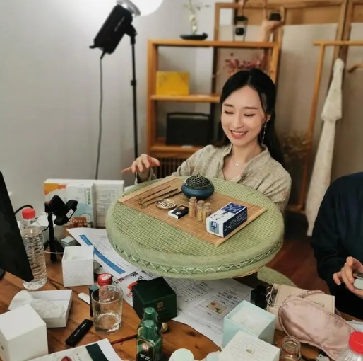 從《奇葩說》導演到千萬粉絲博主，專業(yè)影視人“灰姑娘佩佩”如何在抖音華麗轉身