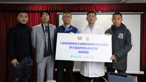 圣誕關(guān)愛 冬日升溫，大金空調(diào)攜手莫雷諾綠地申花公益基金進(jìn)行愛心捐贈