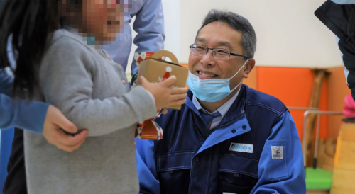 圣誕關(guān)愛 冬日升溫，大金空調(diào)攜手莫雷諾綠地申花公益基金進(jìn)行愛心捐贈