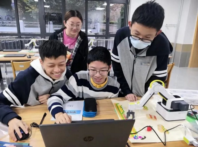 青島聯(lián)合騰訊智啟為學生搭建人工智能實驗室 融合AI技術(shù)、編程工具和機械臂