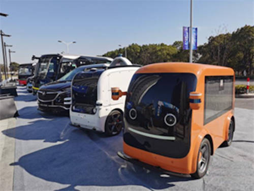 智梭無人車亮相上海臨港自動駕駛開放測試區(qū)