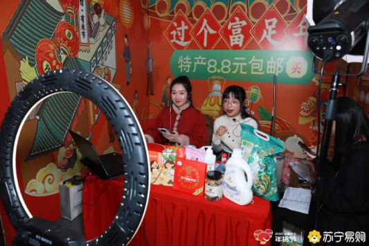 零售云店主自制暖心告示牌，要幫老人免費貼春聯(lián)！