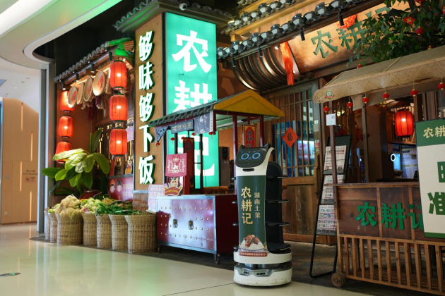 普渡送餐機(jī)器人入駐農(nóng)耕記，大受好評(píng)