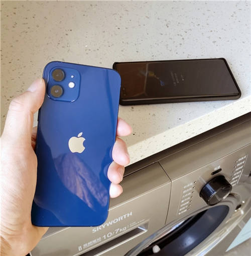 暴力測試？華為Mate40、蘋果 iPhone12手機(jī)被丟進(jìn)洗衣機(jī)