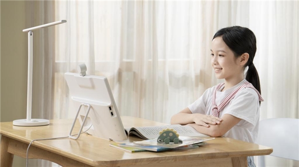 護(hù)航中小學(xué)生寒假網(wǎng)課學(xué)習(xí)，希沃網(wǎng)課學(xué)習(xí)機(jī)軟硬兼?zhèn)?/></p><p>此外,屏幕的大小也會(huì)影響孩子的視力,《要訣》特別指出,盡量避免使用手機(jī)進(jìn)行線上學(xué)習(xí),因?yàn)槭謾C(jī)屏幕過(guò)小,孩子很容易會(huì)靠近了看。在這一點(diǎn)上,希沃網(wǎng)課學(xué)習(xí)機(jī)擁有15.6吋的大屏幕,比一般的筆記本電腦更大,保證了圖片、文字的大小和清晰度,避免了孩子不自覺湊近屏幕。</p><p align=