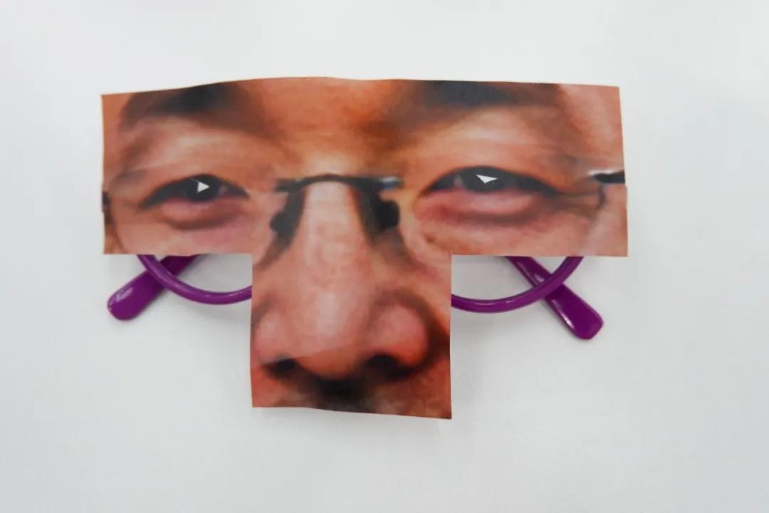 干擾圖案打印出來后貼在鏡框上，圖源：采訪對(duì)象提供