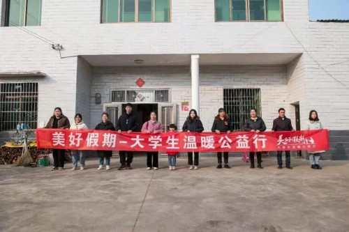 為村民拍攝“第一張”全家福，聯(lián)想公益志愿者蘇萌的這個(gè)假期很特別