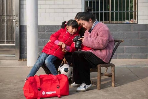 為村民拍攝“第一張”全家福，聯(lián)想公益志愿者蘇萌的這個(gè)假期很特別