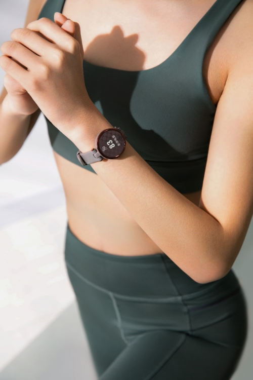 ?GARMIN LILY：方寸之間的德才兼?zhèn)?/></p><p>對(duì)于已經(jīng)養(yǎng)成健身習(xí)慣的女性而言, Lily也是運(yùn)動(dòng)中的貼心助手。支持瑜伽、有氧、普拉提、游泳(50米防水)等多項(xiàng)適合女性的室內(nèi)運(yùn)動(dòng)。對(duì)于跑步、騎行等戶外運(yùn)動(dòng),可通過手機(jī)GPS互聯(lián)技術(shù),記錄運(yùn)動(dòng)數(shù)據(jù)和軌跡。在開始運(yùn)動(dòng)前,Lily可以結(jié)合全天候的健康監(jiān)測指標(biāo),針對(duì)運(yùn)動(dòng)強(qiáng)度與時(shí)長提出更專業(yè)的建議。</p><p align=