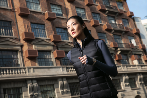 ?GARMIN LILY：方寸之間的德才兼?zhèn)?/></p><p><strong>特殊時(shí)期,關(guān)愛隨行</strong></p><p>定位于一款面向女性的智能運(yùn)動(dòng)腕表,對(duì)女性的關(guān)注與呵護(hù)更應(yīng)該面面俱到。Lily整合了經(jīng)期管理功能,除經(jīng)期預(yù)測與提醒外,還可以記錄生理癥狀和心情,獲得運(yùn)動(dòng)和營養(yǎng)建議。在此基礎(chǔ)上,Garmin作為首個(gè)擁有原生孕期追蹤應(yīng)用程序的可穿戴健身設(shè)備廠商,為Lily加載了孕期追蹤功能。為準(zhǔn)媽媽們提供有關(guān)女性健康的全面視角,度過人生中這一重要的時(shí)刻。</p><p>孕期追蹤可以錄入懷孕周數(shù)、癥狀/情緒、體重、血糖水平及胎動(dòng)等基礎(chǔ)數(shù)據(jù),報(bào)告均可導(dǎo)出,以便在孕期檢查時(shí)共享。此外,還能增加自定義提醒,調(diào)整健身目標(biāo)和活動(dòng)追蹤設(shè)置,并在Garmin Connect App上接收孕期健康教育咨詢。</p><p align=
