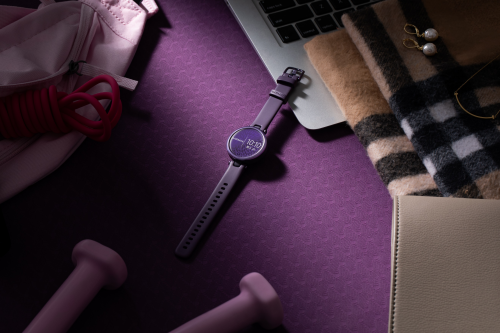 ?GARMIN LILY：方寸之間的德才兼?zhèn)?/></p><p>Lily豐富的設(shè)計(jì)造型背后,是Garmin對(duì)女性由內(nèi)而外自然美的欣賞與支持。精致的Lily如時(shí)尚配飾般百搭,不僅能融入日常穿搭,更體現(xiàn)著對(duì)待生活的態(tài)度與巧思。</p><p><strong>全面監(jiān)測,芯中有數(shù)</strong></p><p>對(duì)于外觀簡約優(yōu)雅的追求并沒有讓Garmin舍棄對(duì)功能的訴求。事實(shí)上,Lily完美闡釋了Garmin對(duì)于美學(xué)與功能的信念。針對(duì)女性消費(fèi)者不同的生活場景,Lily都能幫助監(jiān)測各項(xiàng)指標(biāo),讓佩戴者對(duì)自己的狀態(tài)了如指掌,心中有數(shù),從容面對(duì)每一天。</p><p>對(duì)于辦公室白領(lǐng)而言,長期伏案工作對(duì)身體的消耗其實(shí)遠(yuǎn)比想象中大。而在生活中,并非人人都已經(jīng)養(yǎng)成健身的習(xí)慣。Lily的心率監(jiān)測、呼吸監(jiān)測、異常提醒、補(bǔ)水提醒就能很好地彌補(bǔ)我們對(duì)自身的忽視。值得一提的是,Lily還搭載了Pulse Ox脈搏血氧感測功能和壓力監(jiān)測,并將各項(xiàng)數(shù)據(jù)指標(biāo)經(jīng)過Garmin特有的算法過濾后,以身體電量的形式簡潔明了地呈現(xiàn)出來。</p><p align=