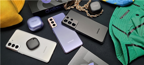 三星Galaxy S21 5G系列：牛年年貨也要“?！?/></p><p>購買鏈接：https://www.samsungeshop.com.cn/activity/galaxyS21</p><p><strong>好“屏”配好劇 演繹更精彩</strong></p><p>坐在沙發(fā)或床上，身邊放著零食飲料，外面陽光正好，拿著手機追著好劇，這不正是很多人春節(jié)回家最向往的生活。有這種想法的用戶，相信心中早就列好了一個追劇觀影或者刷爆笑綜藝的清單，然而沒有一部擁有出色屏幕的手機，那可有點“掉鏈子”。三星Galaxy S21 5G系列作為屏幕大廠三星電子的最新力作，全系搭載了第二代動態(tài)AMOLED屏幕，無疑給各個預(yù)算段位的消費者帶來了十足驚喜。該屏幕不僅可以實現(xiàn)至高1500尼特的亮度，并且達到了100%色域覆蓋，在色彩的還原上亦更為逼真生動。無論是科幻大片還是走心劇情類作品，在三星Galaxy S21 5G系列的呈現(xiàn)下，相信都將更具畫面張力。</p><p align=