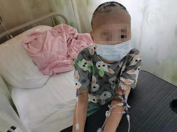 單親媽媽勇救白血病女兒，醫(yī)療費告急求助輕松籌后獲眾人幫扶