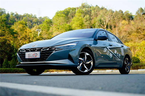 跨入30歲，北京現(xiàn)代伊蘭特將樹(shù)立A級(jí)轎車新標(biāo)桿？試駕來(lái)看