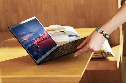 引領(lǐng)時代進(jìn)化的極致輕薄旗艦筆電，ThinkPad X1 Nano登上央視