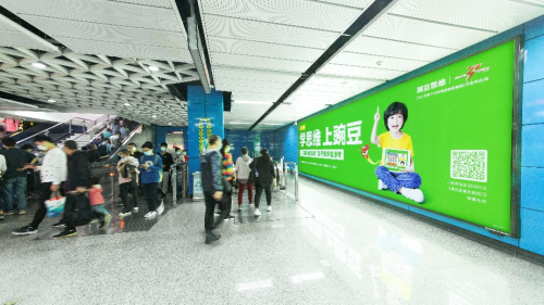 家長(zhǎng)千里追送錦旗，豌豆思維的老師為什么這么厲害