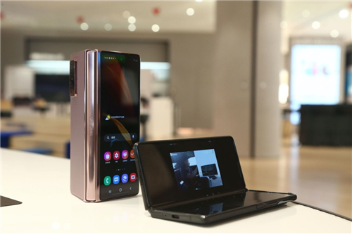 華為Mate X2對(duì)比三星Galaxy Z Fold2 5G：內(nèi)屏無攝像頭，體驗(yàn)大打折扣
