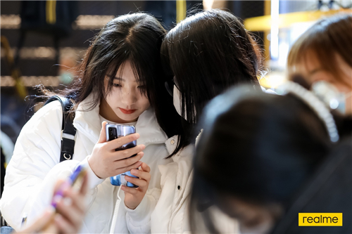 realme真我GT火爆來(lái)襲，最潮快閃店人氣爆棚