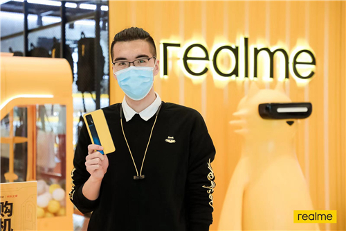 realme真我GT火爆來(lái)襲，最潮快閃店人氣爆棚