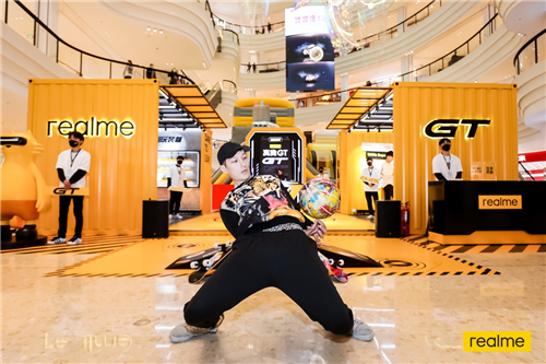 realme真我GT火爆來(lái)襲，最潮快閃店人氣爆棚