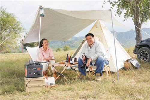 實現(xiàn)戶外旅行不間斷供電，電小二戶外電源成露營自駕游標配