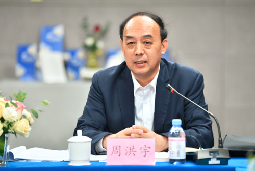 全國(guó)人大常委會(huì)委員周洪宇出席讓在線(xiàn)教育“慢”下來(lái)研討會(huì)：在線(xiàn)教育不可或缺