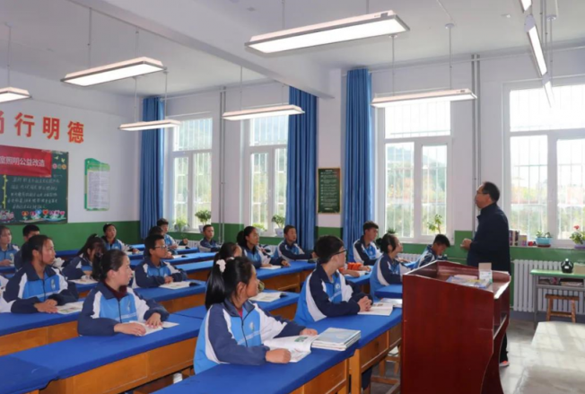 兩會聚焦近視防控 三雄極光守住學(xué)子眼健康
