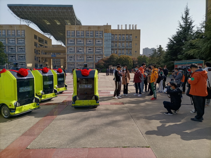 行深智能12輛無人車同時進(jìn)入武漢江漢大學(xué)開啟校園無人配送模式
