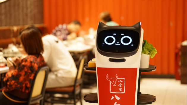 普渡機(jī)器人“入職”八合里海記火鍋店！