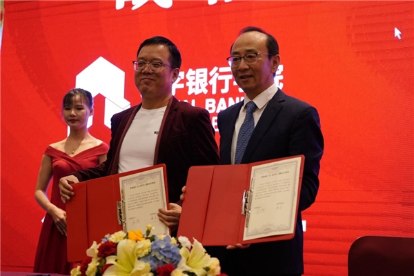 2021年銀行都在用哪些智能設(shè)備？行業(yè)力推MAXHUB智能營銷一體機(jī)