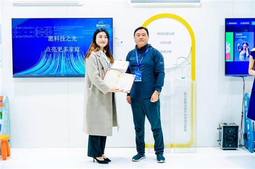 電視只能看嗎？海爾智慧屏在2021AWE現(xiàn)場能用意念拔河比賽