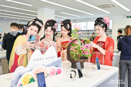榮耀V40輕奢版聯(lián)手非遺傳承人，弘揚(yáng)和傳承非遺傳統(tǒng)文化