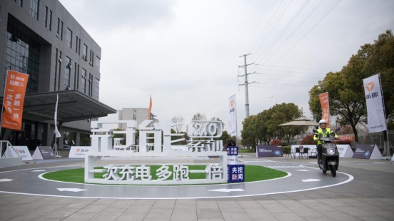 行業(yè)首家！撒貝寧助陣雅迪冠能2.0系列發(fā)布會，央視全程直播！