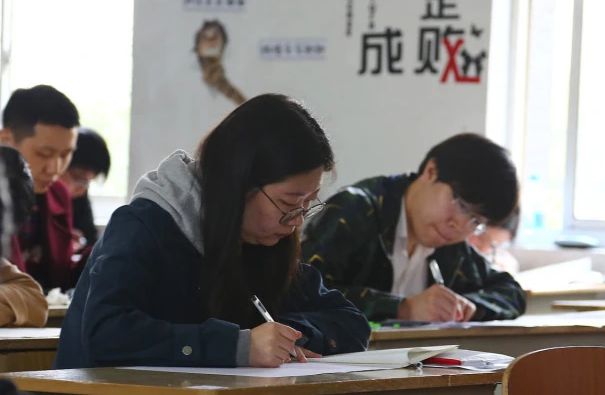 35歲成為高齡人群？智聯(lián)招聘：高齡求職者面臨長(zhǎng)期失業(yè)風(fēng)險(xiǎn)