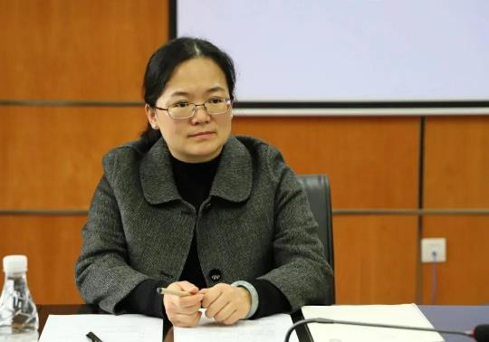泱泱上財，百年商學(xué)，易路隨行，智領(lǐng)未來