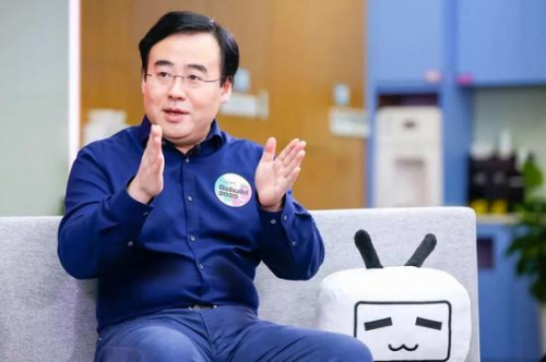 B站董事長(zhǎng)陳睿與12位UP主一起在香港“敲鑼”