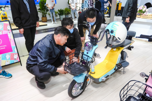 頭條！愛瑪“追星計劃”再掀電動車潮流革命，為年輕人打造的專屬騎行藝術！