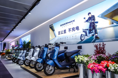 頭條！愛瑪“追星計劃”再掀電動車潮流革命，為年輕人打造的專屬騎行藝術！