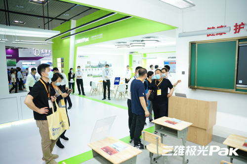 鏖戰(zhàn)教裝展！三雄極光亮出智能賽道利器