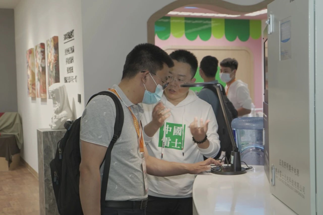 雷士照明攜“智慧校園”亮相教育裝備展，守護(hù)青少年光健康未來