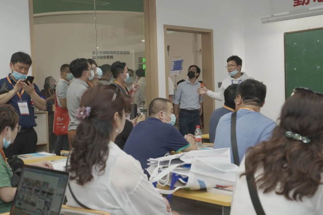 雷士照明攜“智慧校園”亮相教育裝備展，守護(hù)青少年光健康未來