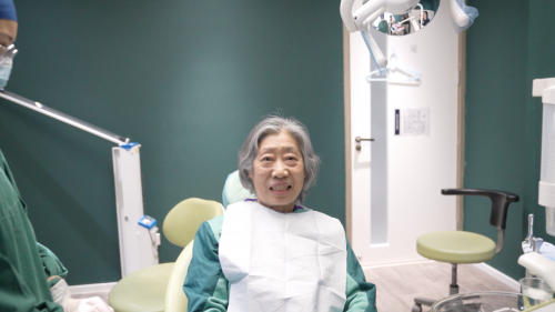 為笑容加冕，72歲阿姨今順利摘掉牙套