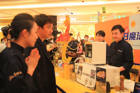 美的x小劉鴨聯(lián)名烤箱新品首發(fā)，呆萌出圈線下烘烤大顯身手