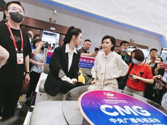薇婭在直播間“上新”消博精品！31款海內(nèi)外好物引導(dǎo)成交6800萬元