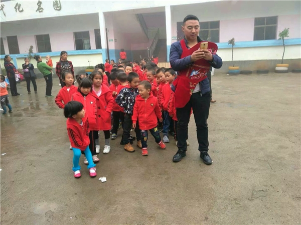 從“乞丐校長(zhǎng)”到頭條好心人，王龍羽給了留守兒童第二個(gè)“家”