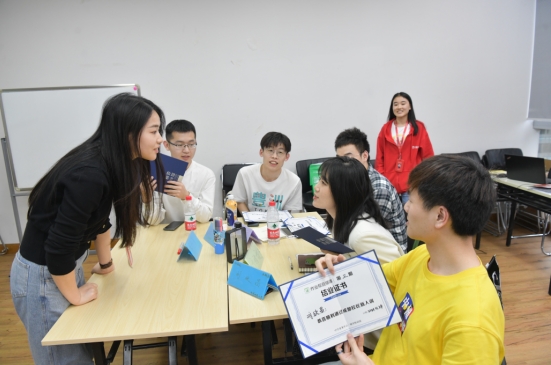 新職業(yè)故事：作業(yè)幫三個(gè)95后輔導(dǎo)老師在成都